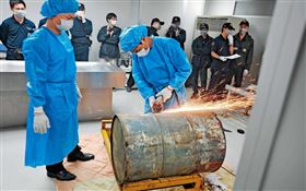 陳男被水泥封在鐵桶內，鑑識人員必須使用電鋸才能開桶驗屍。（圖／翻攝畫面）