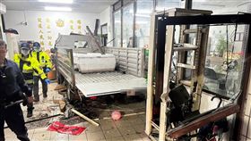 貨車衝入分駐所警員不治 駕駛逃逸遭火車撞擊亡一輛小貨車（圖）2月29日晚間10時許突然衝入八堵分駐所，24歲蘇姓警員受到劇烈撞擊送醫不治，而肇事駕駛34歲簡姓男子棄車逃逸，在暖暖平交道遭台鐵區間車撞擊身亡。（讀者提供）中央社記者王朝鈺傳真 113年3月1日