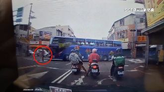 又見行人地獄！男走斑馬線遭遊覽車輾斷腿