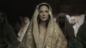蕾貝卡弗格森在《沙丘：第二部》當上「聖母」。（圖／華納兄弟提供）

