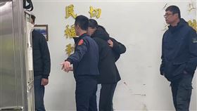 員警蘇昱鴻的家屬到派出所