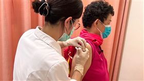 接種XBB疫苗(台北市衛生局提供)