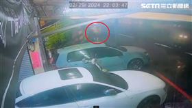 簡男衝撞派出所後，棄車逃逸。（圖／翻攝畫面）