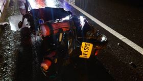 台62萬瑞快速道路昨天（29日）晚間9時許發生一起死亡車禍，一名基隆工務段的劉姓男巡路員騎乘公務重機行經西向16公里時，遭一輛小貨車撞飛，劉男摔落邊坡，經送醫急救傷重不治。警方調查，肇事小貨車和撞進八堵分駐所為同車，詳細肇事原因須待釐清。