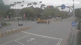 宜蘭2女漫步快車道聊天。（圖／翻攝畫面）