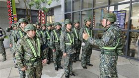 國軍第二作戰區幫救災、阿兵哥、花蓮、海葵颱風(國防部提供)