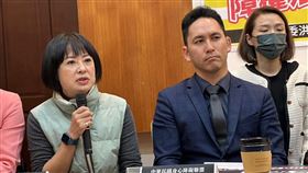 林月琴（左）感性表示，身為立委有義務完成俊翰的遺志，將對反歧視是否應該落在障權法等三點開三次公聽會。（圖／記者簡浩正攝影）