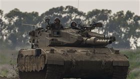 以色列士兵在以色列南部加薩走廊邊境附近駕駛坦克。（圖／美聯社／達志影像）