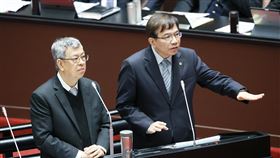 立委指違規記點影響謀生　陳建仁：行政院會處理民進黨立委王定宇1日質詢交通議題，認為有違規就該罰，但記點制會剝奪職業駕駛的謀生能力，請政府進行相關修法或行政命令的調整。行政院長陳建仁（左）說，這件事正積極進行中，希望在行政院會提出相關解決方案。右為交通部長王國材。中央社記者郭日曉攝　113年3月1日