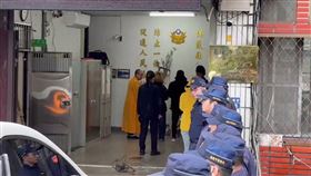 基隆八堵分駐所員警蘇昱鴻（24歲）昨晚在值班台值勤時，一名簡姓男子駕駛小貨車突然衝撞進派出所，蘇男閃避不及遭撞擊，緊急送醫仍傷重身亡，今天下午兩點家屬在分駐所進行招魂，之後蘇員的遺體將移往板橋殯儀館冰存，同仁列隊送別，場面哀戚。