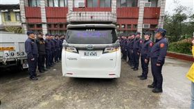 基隆八堵分駐所員警蘇昱鴻（24歲）昨晚在值班台值勤時，一名簡姓男子駕駛小貨車突然衝撞進派出所，蘇男閃避不及遭撞擊，緊急送醫仍傷重身亡，今天下午兩點家屬在分駐所進行招魂，之後蘇員的遺體將移往板橋殯儀館冰存，同仁列隊送別高喊「昱鴻，勤務結束、一路好走」，場面哀戚。