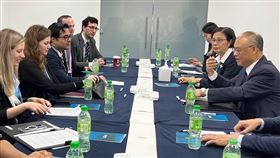 行政院政務委員鄧振中藉第13屆世界貿易組織（WTO）部長會議期間，於2月28日會晤美國跨黨派國會觀察團（圖／經貿辦提供）
