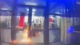 蘇昱鴻殉職前一刻站在值班台值勤。（圖／翻攝畫面）