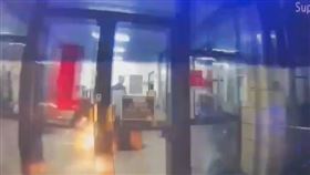 蘇昱鴻殉職前一刻站在值班台值勤。（圖／翻攝畫面）