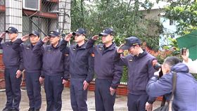 基隆八堵分駐所員警蘇昱鴻（24歲）昨晚在值班台值勤時，一名簡姓男子駕駛小貨車突然衝撞進派出所，蘇男閃避不及遭撞擊，緊急送醫仍傷重身亡，今天下午兩點家屬在分駐所進行招魂，之後蘇員的遺體將移往板橋殯儀館冰存，同仁列隊送別高喊「昱鴻，勤務結束、一路好走」，場面哀戚。