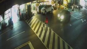 行人地獄，彰化福興鄉阿嬤黃昏市場買，走斑馬線被撞，搶救3天不治(圖／翻攝畫面)