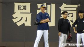 ▲中信兄弟投手教練王建民，踏上大巨蛋投手丘練習接球。（圖／記者張沛嘉攝影）