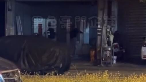 黑衣人暗夜持球棒狂砸民宅　年邁屋主嚇壞