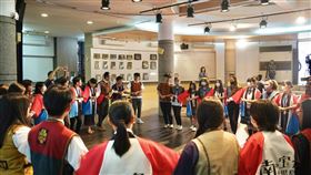 鹿兒島高校生與屏東來義高中生交流屏東縣與日本鹿兒島縣簽署MOU後，展開實質交流，12名鹿兒島高校生1日到來義高中體驗原住民文化，教鹿兒島高校生跳排灣族傳統四步圍舞，互動熱絡。（屏東縣政府提供）中央社記者李卉婷傳真  113年3月1日