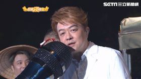 ▲翁立友目瞪口呆，衝下台直呼這輩子沒看過麥克風比人頭大！（圖／超級夜總會）