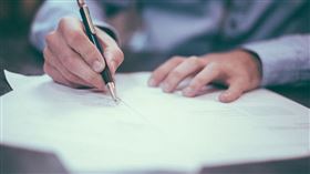 簽名，簽約，簽字。（示意圖／翻攝自免費圖庫Pixabay）