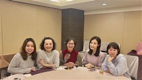 ▲楊寶楨、蔡壁如等人聚餐合照。（圖／翻攝自大媽老司機 JuJu Driver臉書）

