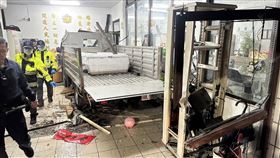 基隆,八堵分駐所,貨車,衝撞,值班台,黃明昭,