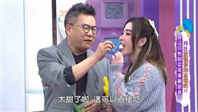  沈玉琳餵眾人吃「古早味方糖」。（圖／翻攝自哈囉 你有事嗎?YouTube）