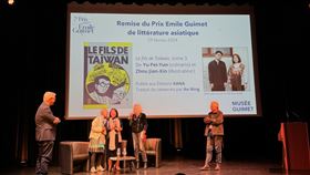 「來自清水的孩子」奪法國居美亞洲文學獎台東大學兒童文學研究所所長游珮芸（中）及繪本作家周見信共同作品「來自清水的孩子」，獲得2024法國愛彌爾．居美亞洲文學獎新增設的「圖像小說」獎項，游珮芸（中）於當地時間2月29日在頒獎典禮接受評審團主席阿德勒（Laure Adler）（右2）訪問。（文化部提供）中央社記者王寶兒傳真  113年3月1日