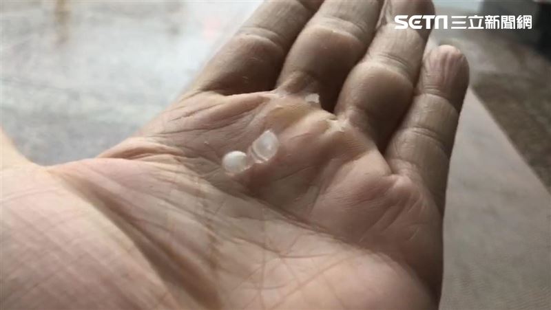 合歡山傍晚低溫剩3度　水氣足短暫下冰霰