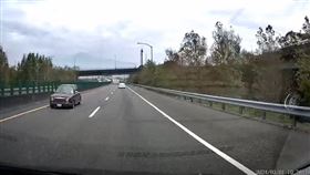 國道6號東行線埔里愛蘭路段今天上午黑色轎車逆向行駛。（圖／翻攝自爆料公社二社 臉書）