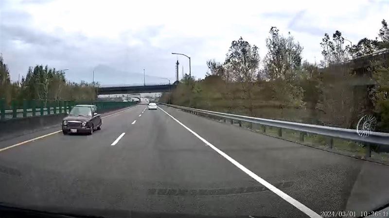 轎車逆向飆國6　目擊駕駛急閃怒：不要命