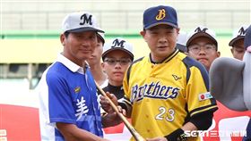 國體大龔榮堂教授（左）接任國訓中心執行長，圖為他參與傳奇球星彭政閔表揚活動。（資料圖／三立新聞網）