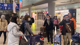 赴中旅遊開放首日  北京出現台灣團客1日是赴中國大陸團隊旅遊開放第一天，北京也出現了台灣團客。圖為1日晚間飛抵北京首都機場的台灣旅遊團。中央社記者呂佳蓉北京攝  113年3月1日