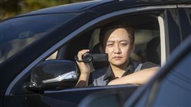 謝智博因不喜歡傳統徵信社用各種方式從客戶身上挖錢的作業模式，23歲時獨自創設立達徵信社。（圖／鏡週刊）