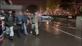 蘇丹紅風暴，新北檢指揮警方帶回保欣公司劉姓負責人5人。（圖／翻攝畫面）