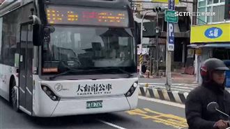 公車難停！停車格夾擊　乘客上下車超窘