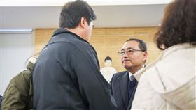 侯友宜到殉職警蘇昱鴻靈堂上香。(圖/翻攝自侯友宜臉書)