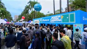 富邦金控攤位諮詢人潮眾多，富邦金控及各子公司主管、同仁到場提供職缺諮詢，與求職者們互動熱烈，展現富邦對人才招募。（圖／富邦金控提供）