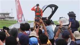 清泉崗航空嘉年華　IDF戰機空中操演順利完成空軍台中清泉崗基地「航空嘉年華」活動12日熱鬧展開，大批民眾到場共襄盛舉，IDF戰機飛官（後中）完成空中操演科目後，在下機時向群眾敬禮致意。中央社記者裴禛攝  112年8月12日