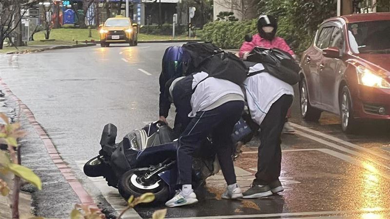 騎士雨中摔車…2高中生衝車道幫扶車