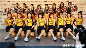 ▲讀賣巨人軍90週年紀念 台灣試合，PS女孩、巨人啦啦隊賽前合體。（圖／記者劉彥池攝影）