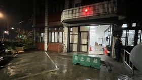 防再遭衝撞  基隆八堵分駐所前設10噸重石墩基隆市警察局八堵分駐所警員蘇昱鴻在派出所值勤時遭突然衝入的貨車撞死殉職。警方1日晚間以吊車將重達10噸的紐澤西石墩放置在所前，加強維護值勤員警安全。（警方提供）中央社記者沈如峰基隆傳真  113年3月2日