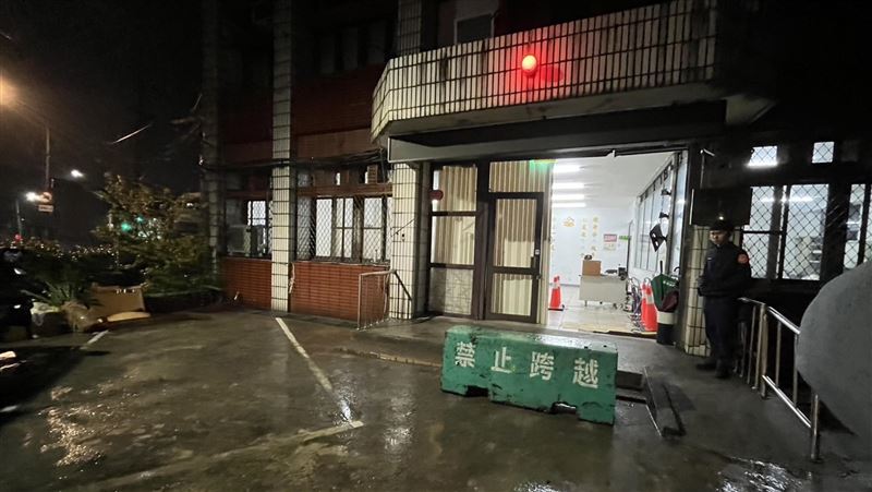 防再遭衝撞　八堵分駐所放10噸重石墩護警