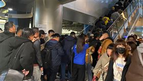 日本讀賣巨人交流賽今日於台北大巨蛋登場，場內擠滿人潮，手扶梯一度故障。（圖／記者楊晏琳攝影）