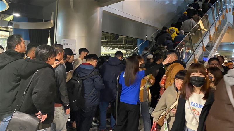 3.6萬人擠爆大巨蛋！手扶梯一度停止運轉