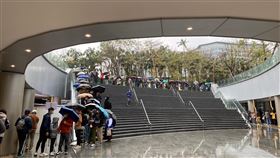 日本讀賣巨人、中信兄弟交流賽開打，許多民眾搶買紀念商品。（圖／記者楊晏琳攝影）