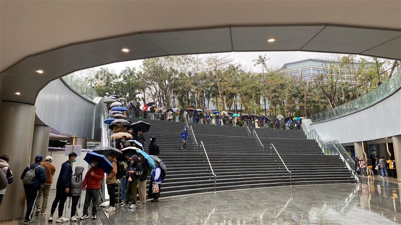 搶讀賣巨人紀念品　人潮排到二樓