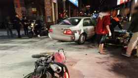 ▲轎車左轉撞上重機，重機當場起火燃燒，消防人員緊急滅火，現場一片狼藉。（圖／CTWANT提供）

