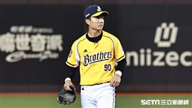 讀賣巨人、中信兄弟台灣試合，中信兄弟江坤宇連續演出兩次美技守備。（圖／記者劉彥池攝影）